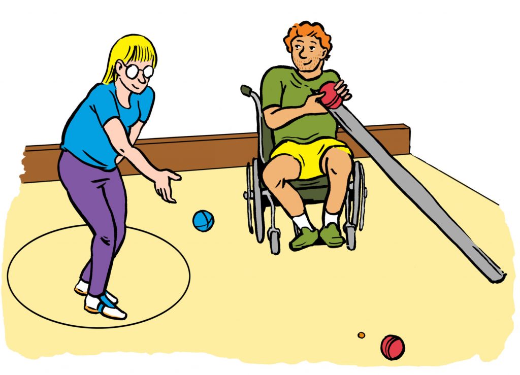 Zwei Menschen beim Boulespielen. Eine blonde Frau wirft eine blaue Kugel in Richtung Schweinchen. Ein rothaariger Mann im Rollstuhl sieht ihr zu. Er hält eine rote Kugel in der linken Hand, während seine Rechte eine Schiene stützt, mit der er die Kugel in die gewünschte Richtung rollen lassen kann.